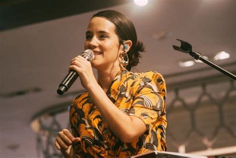 Ximena Sariñana Deslumbra a São Paulo com Performance Explosiva no Festival Sons do Mundo